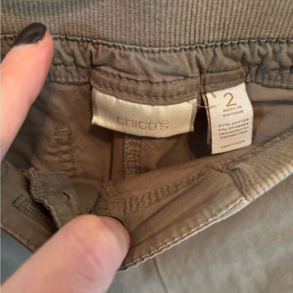 Chicos 2 Pant Cool Cargo Roll Snap Capri Crop Greyge The Ultimate Fit Sz 2 - Picture 4 of 6
